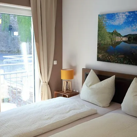 Feriendomizil Zur Burg Appartement *